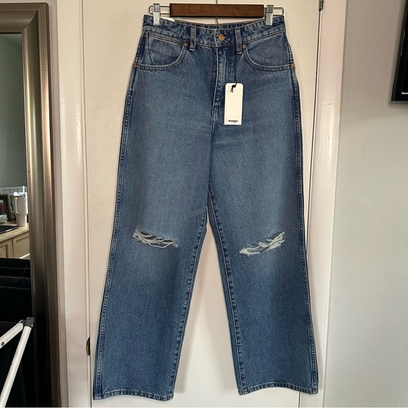 Wrangler Women’s High Rise Relaxed Mom Jeans. Medium Wash. Size 27. - Picture 5 of 12